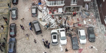 Beylikdüzü’nde 14 katlı bir binada patlama: 1 ölü, 3 yaralı