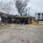 Beylikdüzü’nde İSKİ’nin çalışması sırasında yol çöktü, hafriyat kamyonu devrildi