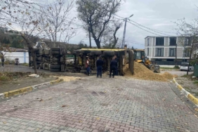 Beylikdüzü’nde İSKİ’nin çalışması sırasında yol çöktü, hafriyat kamyonu devrildi