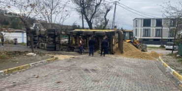 Beylikdüzü’nde İSKİ’nin çalışması sırasında yol çöktü, hafriyat kamyonu devrildi