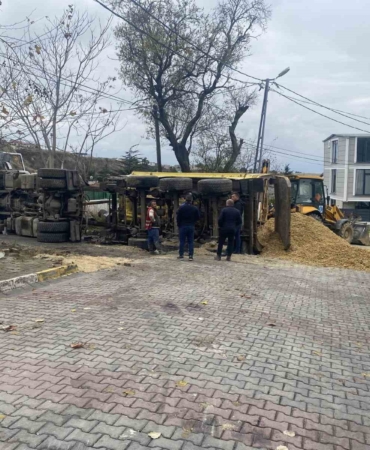 Beylikdüzü’nde İSKİ’nin çalışması sırasında yol çöktü, hafriyat kamyonu devrildi