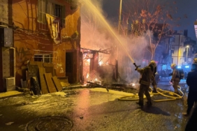 Beyoğlu’nda 3 katlı ahşap bina alevlere teslim oldu