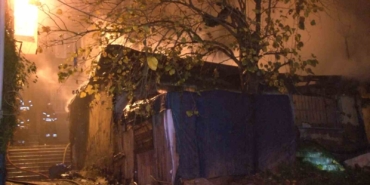 Beyoğlu’nda gecekondu yangınında meydana gelen patlama paniğe neden oldu