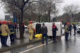 Beyoğlu’nda ticari araçla polis otosu çarpıştı: 1 yaralı
