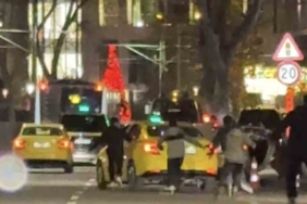 Beyoğlu’nda trafikte gençlerin patenle tehlikeli yolculuğu kamerada