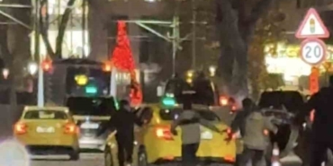 Beyoğlu’nda trafikte gençlerin patenle tehlikeli yolculuğu kamerada