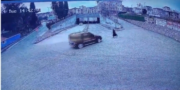 Bilecik’te hafif ticari aracın yayaya çarpma anı güvenlik kamerasına yansıdı