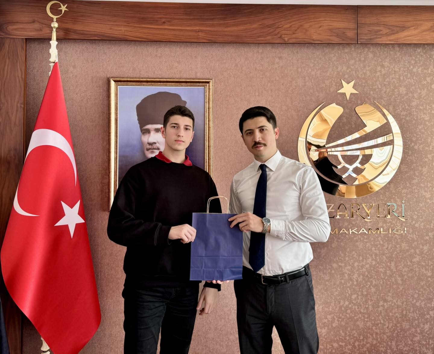 Bilecik’te ikinci olan öğrencileri makamında kabul etti