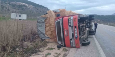 Bilecik’te saman yüklü kamyon devrildi
