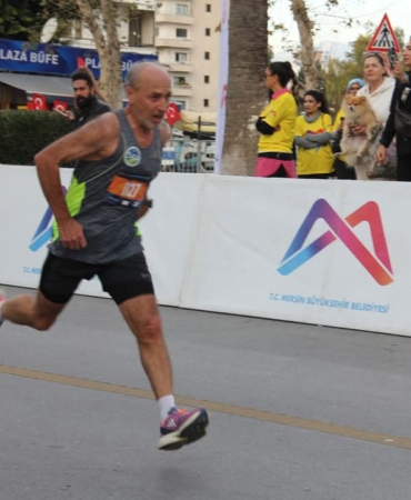 Bin 773 sporcunun ter döktüğü koşunun şampiyonu Sakaryalı isim oldu