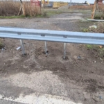 Bu da oldu: Yolu kısaltmak için bariyeri kesip kapı yaptılar