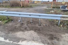 Bu da oldu: Yolu kısaltmak için bariyeri kesip kapı yaptılar