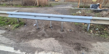 Bu da oldu: Yolu kısaltmak için bariyeri kesip kapı yaptılar