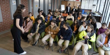 Bu kafede öğrenciler İngilizce pratiği yapıyor