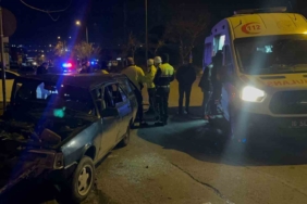 Bursa’da 2 araç kafa kafaya çarpıştı: Sıkışan sürücü yaralandı