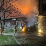 Bursa’da 2 katlı otelin çatısında yangın: Alevler geceyi aydınlattı