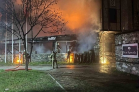 Bursa’da 2 katlı otelin çatısında yangın: Alevler geceyi aydınlattı