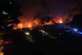 Bursa’da gıda deposundaki yangın geceyi aydınlattı