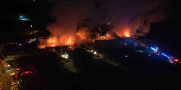 Bursa’da gıda deposundaki yangın geceyi aydınlattı