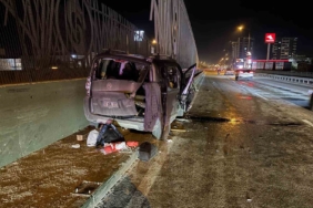 Bursa’da kontrolden çıkan otomobil bariyerlere ok gibi saplandı: 1 yaralı