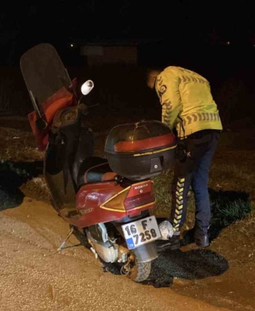 Çalıntı plaka ve motosikletle giderken polise yakalandı