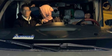 Çanakkale’de araç içinde 15 kaçak göçmen yakalandı, 1 göçmen kaçakçısı tutuklandı