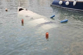 Çanakkale’de fırtınada bir tekne battı