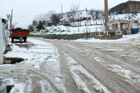 Çanakkale’de İl Özel İdare ekipleri karla kaplı köy yollarını açıyor