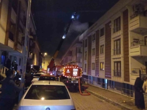 Çekmeköy’de çatı katı alevlere teslim oldu