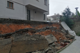 Çekmeköy’de istinat duvarı çöktü: Otomobil zarar gördü