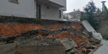 Çekmeköy’de istinat duvarı çöktü: Otomobil zarar gördü