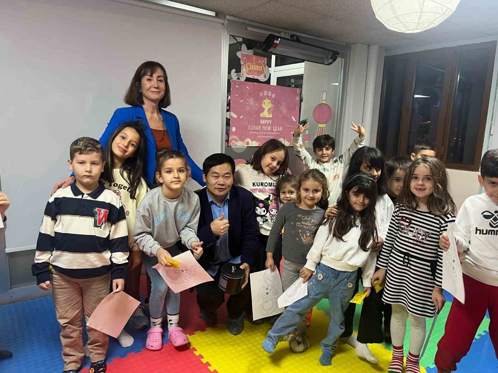 Çinli Mühendis Tao, bu kez de "Daha Dün Annemizin" şarkısını çaldı