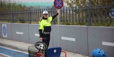 Çocuklar direksiyon başına geçti kavşaklar polisle doldu