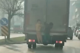 Çocukların tehlikeli oyunu kameraya yansıdı: Kamyonun arkasına tutunup dakikalarca ilerlediler