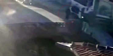 Çöp kamyonunun iki çocuk annesini hayattan kopardığı kaza kamerada