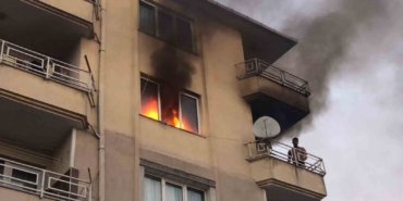 Çorlu’da apartman yangını: Balkonda mahsur kalan şahsı itfaiye kurtardı