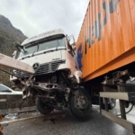 D-650 karayolunu kilitleyen zincirleme kaza: Tır makasladı, kilometrelerce kuyruk oluştu