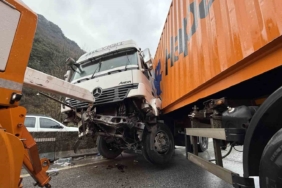 D-650 karayolunu kilitleyen zincirleme kaza: Tır makasladı, kilometrelerce kuyruk oluştu