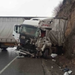 D-650’de makaslayan tır ulaşımı aksattı