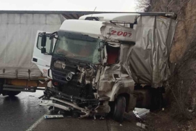 D-650’de makaslayan tır ulaşımı aksattı