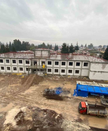 Deprem yaralarının sarıldığı Hatay’da okul binası yükseliyor
