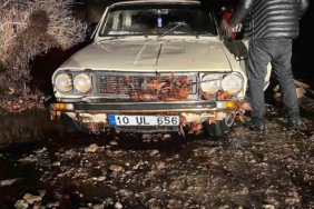 Dereden karşıya geçen otomobil akıntıya kapıldı, 2 kişi mahsur kaldı