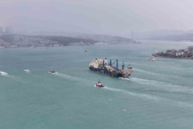 Derin denizlerde boru döşeme gemisi ‘Castorone’ İstanbul Boğazı’ndan geçti