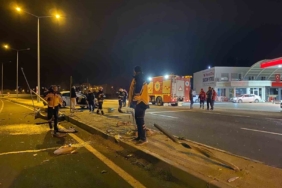 Direksiyon hakimiyetini kaybeden sürücü direklere çarparak durdu