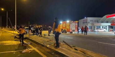 Direksiyon hakimiyetini kaybeden sürücü direklere çarparak durdu