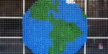 Doğaya atılan binlerce pet şişeyi toplayıp dünya haritası oluşturdular