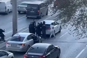 E-5’te akan trafiğe aldırmadan yumruk yumruğa kavga ettiler