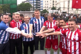 Edin Dzeko ile Barış Alper,  Dünya Engelliler Günü için Pendik’te sahaya çıktı