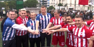 Edin Dzeko ile Barış Alper,  Dünya Engelliler Günü için Pendik’te sahaya çıktı