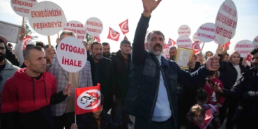 Edirne’de çalışma ruhsatı iptal edilen turizm firması belediye önünde eylem yaptı